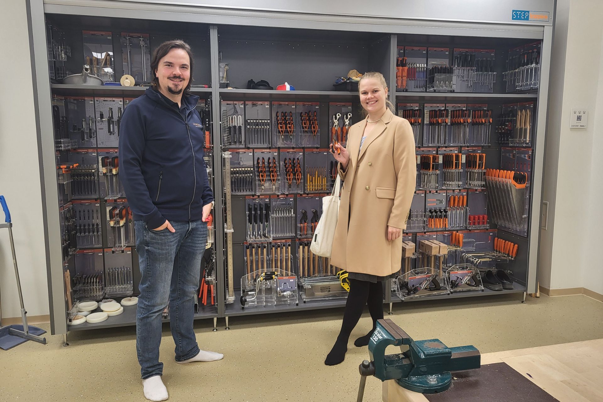 Petra tutustumassa kouluun Jämijärvellä.