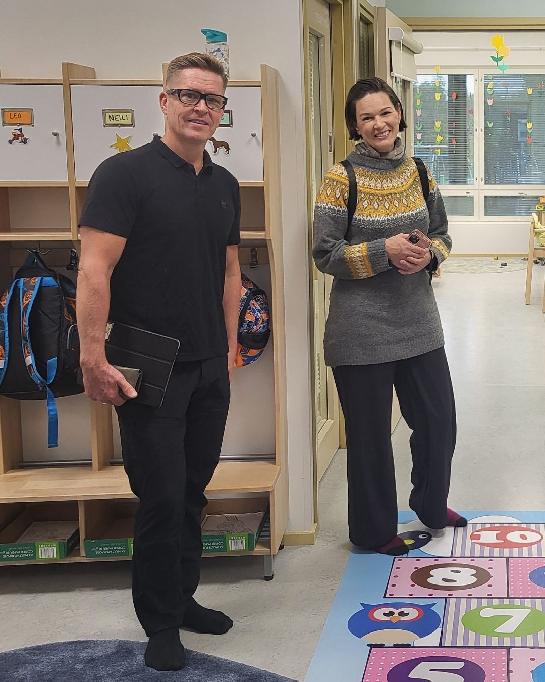 Sari ja Juuso vierailemassa Jämijärvellä koulukeskus Pääskyssä. 