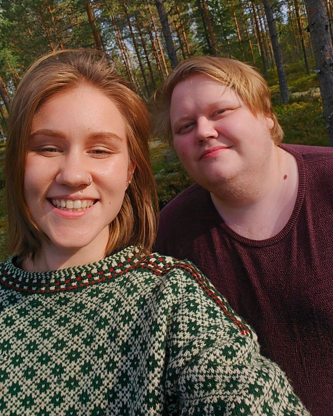 Laura ja Oskari metsässä. 