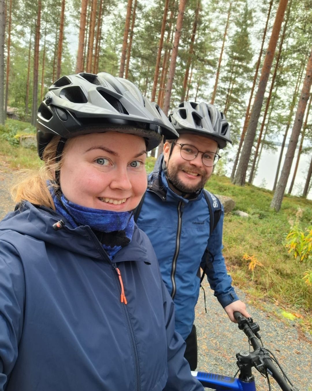 Elina ja Lassi pyöräilemässä Kihniössä. 