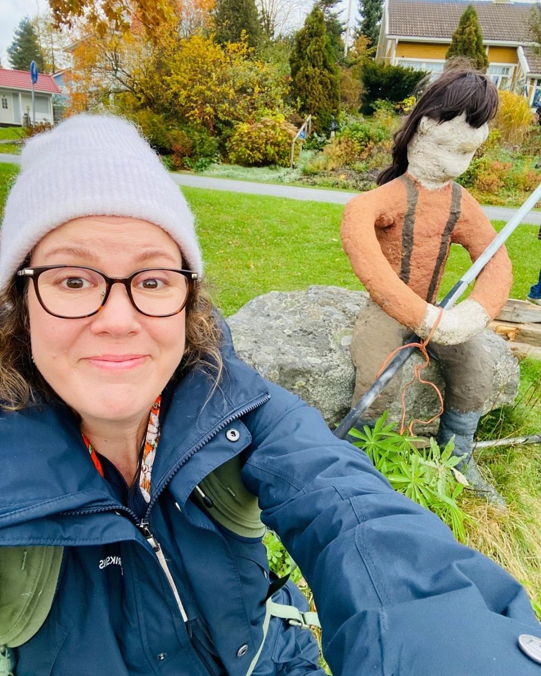 Elisa Pomarkussa, takana paikallista ITE-taidetta. 