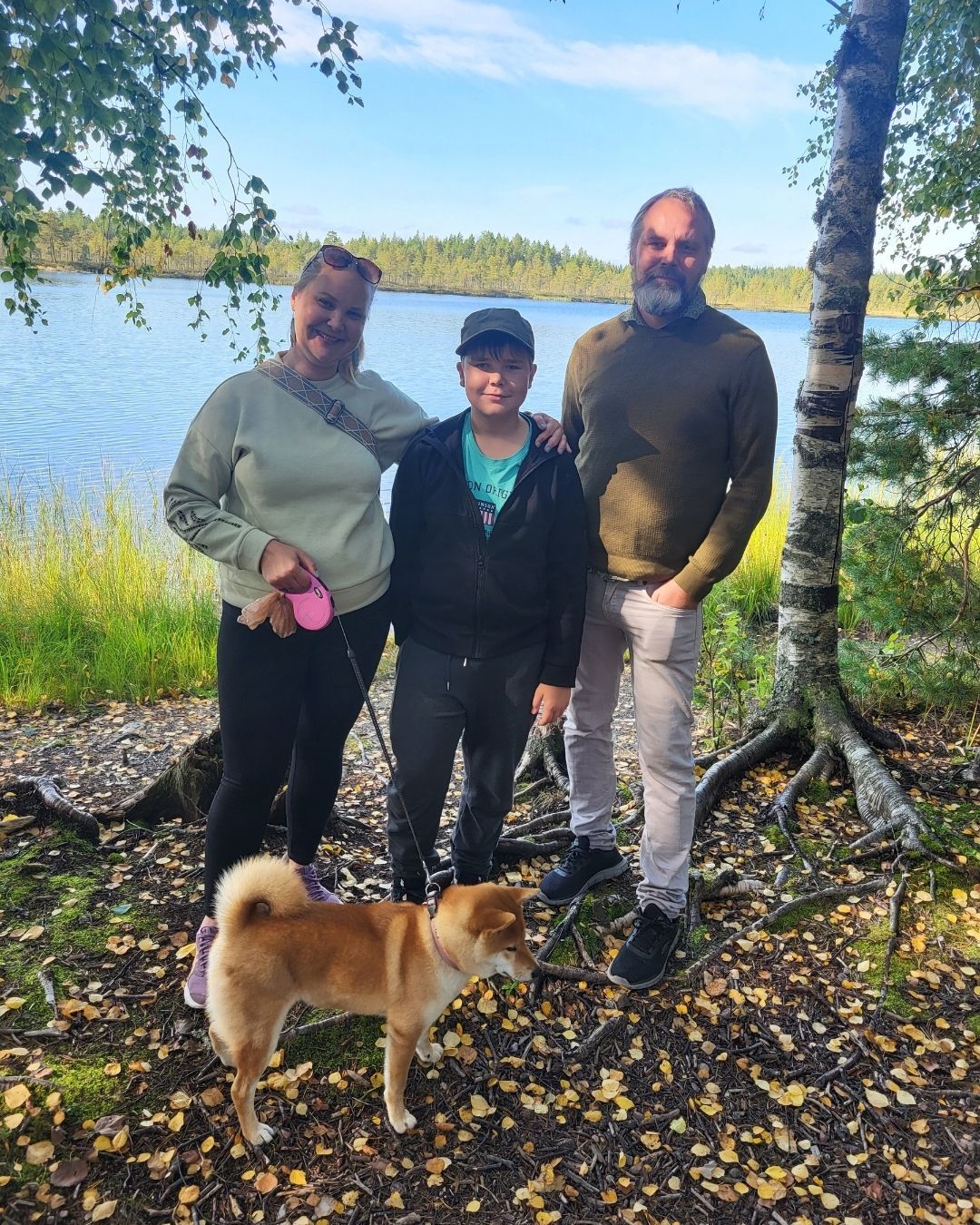 Virpi Vepsä perheineen ja koirineen Neva-Lylyllä Karviassa. 