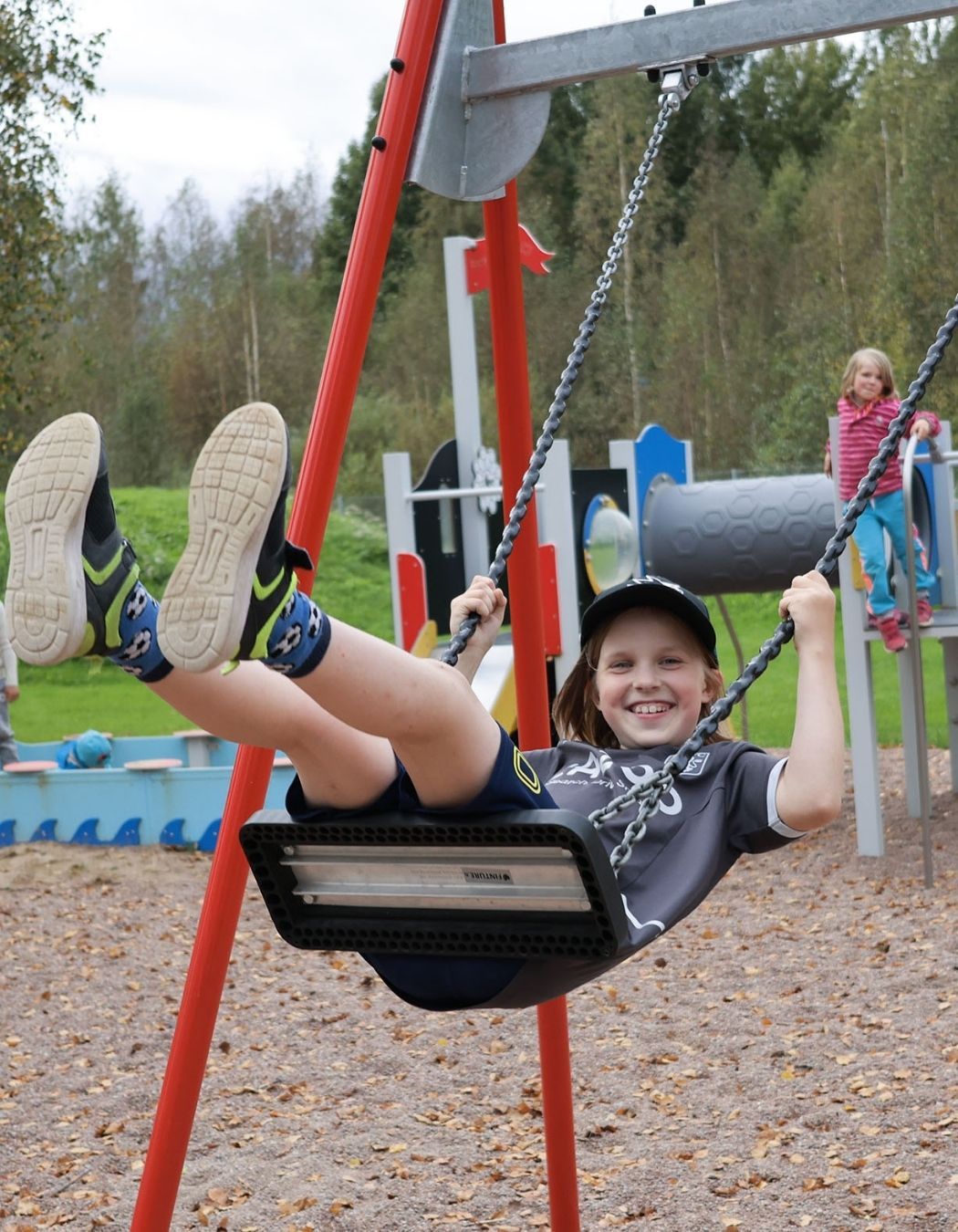 Leikkipuisto Pikkusiika lapsi keinumassa