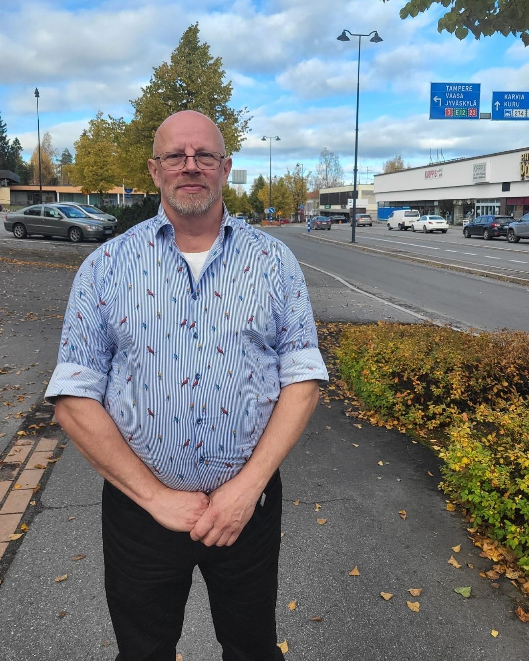 Rovaniemeläinen Christian poseeraa Parkanon kaduilla. 