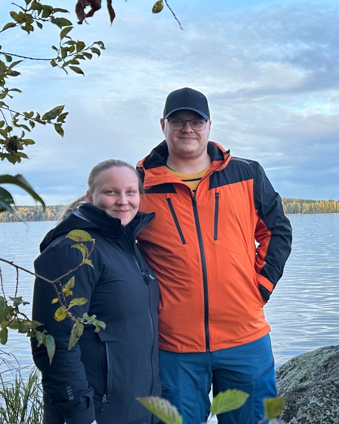 Elli ja Jesperi poseeraamassa järven rannalla Ikaalisissa.