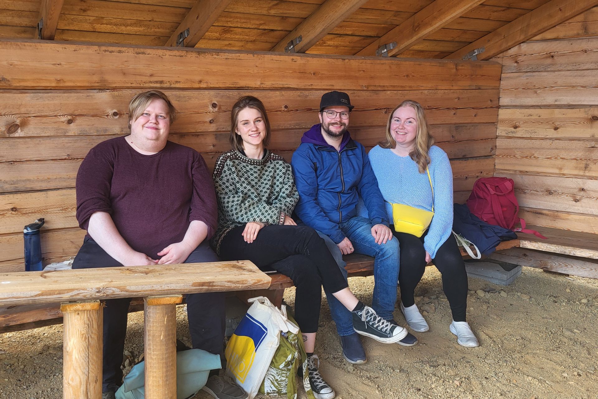 Oskari ja Laura tulivat Kihniöön testaamaan maalla asumista, kuvassa myös toiset asumiskokeilijat Lassi ja Elina. Kuva otettu laavulta.