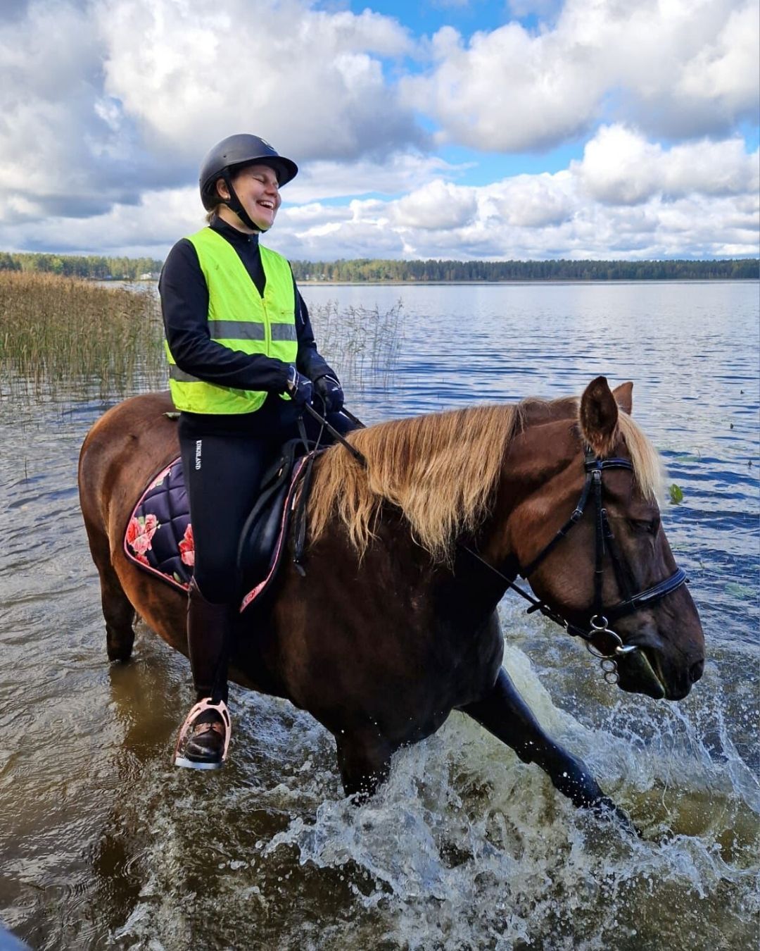 Petra ratsastusretkellä Jämillä. 