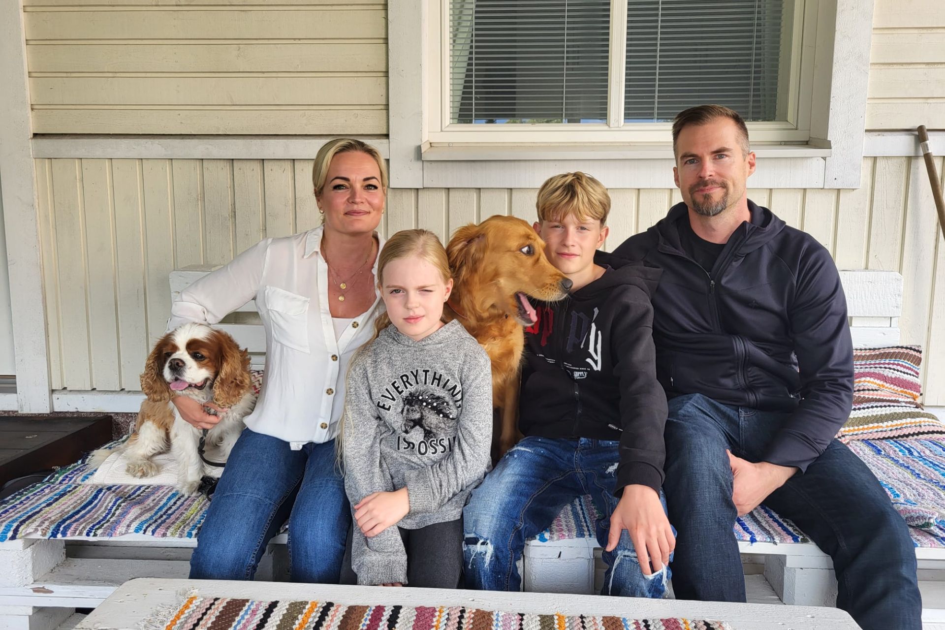 Perhe Mannermaa koirineen Kankaanpään Venesjärvellä asumiskokeilussa.