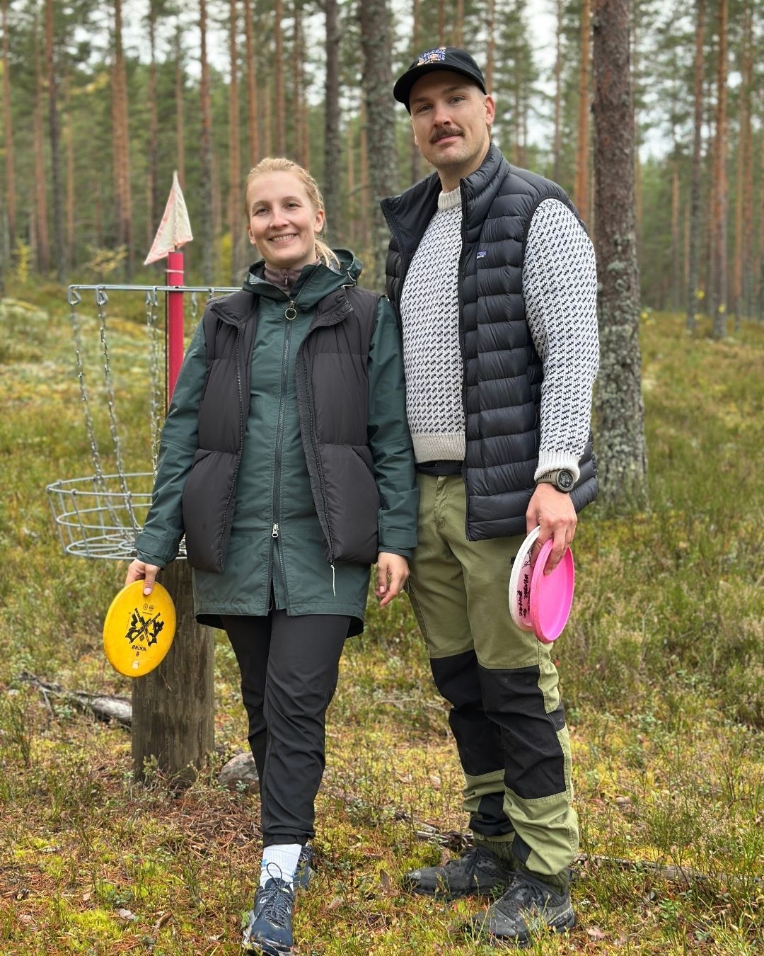 Leena ja Jami pelaamassa frisbeegolfia Ikaalisissa. 