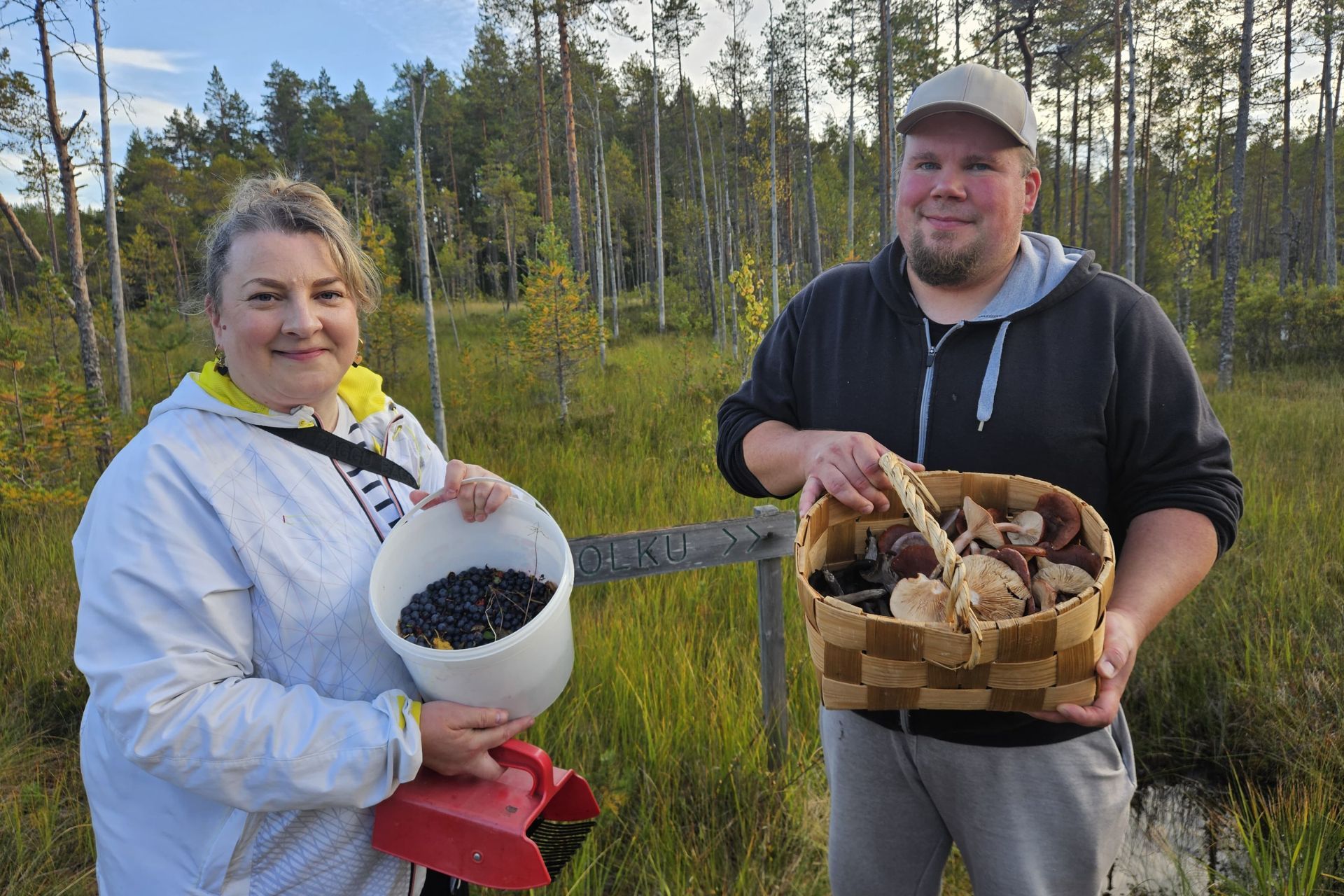 Tanja-Annika ja Tuukka marjastamassa ja sienestämässä Karviassa.