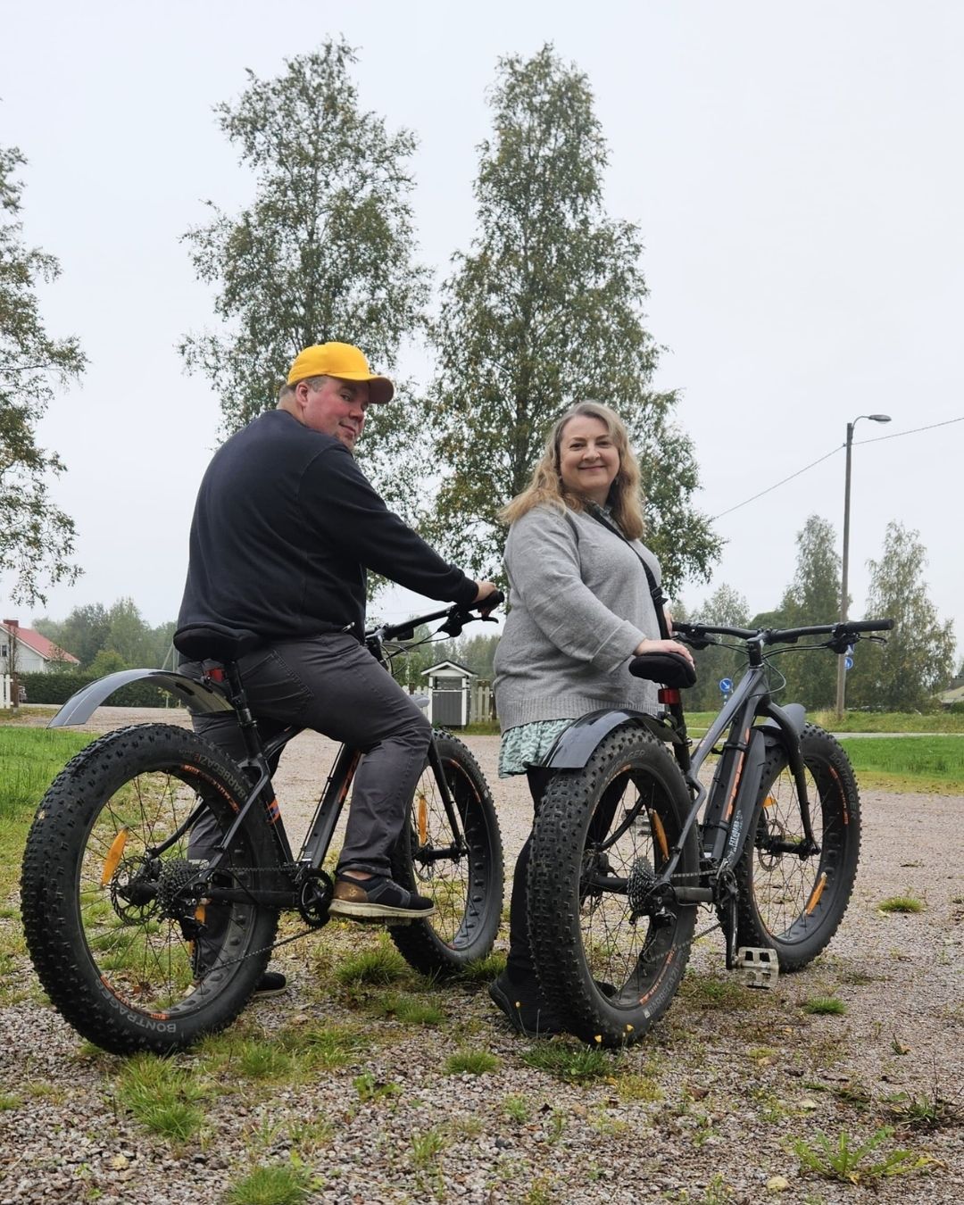 Tuukka ja Tanja-Annika maastopyöräilemässä Karviassa.