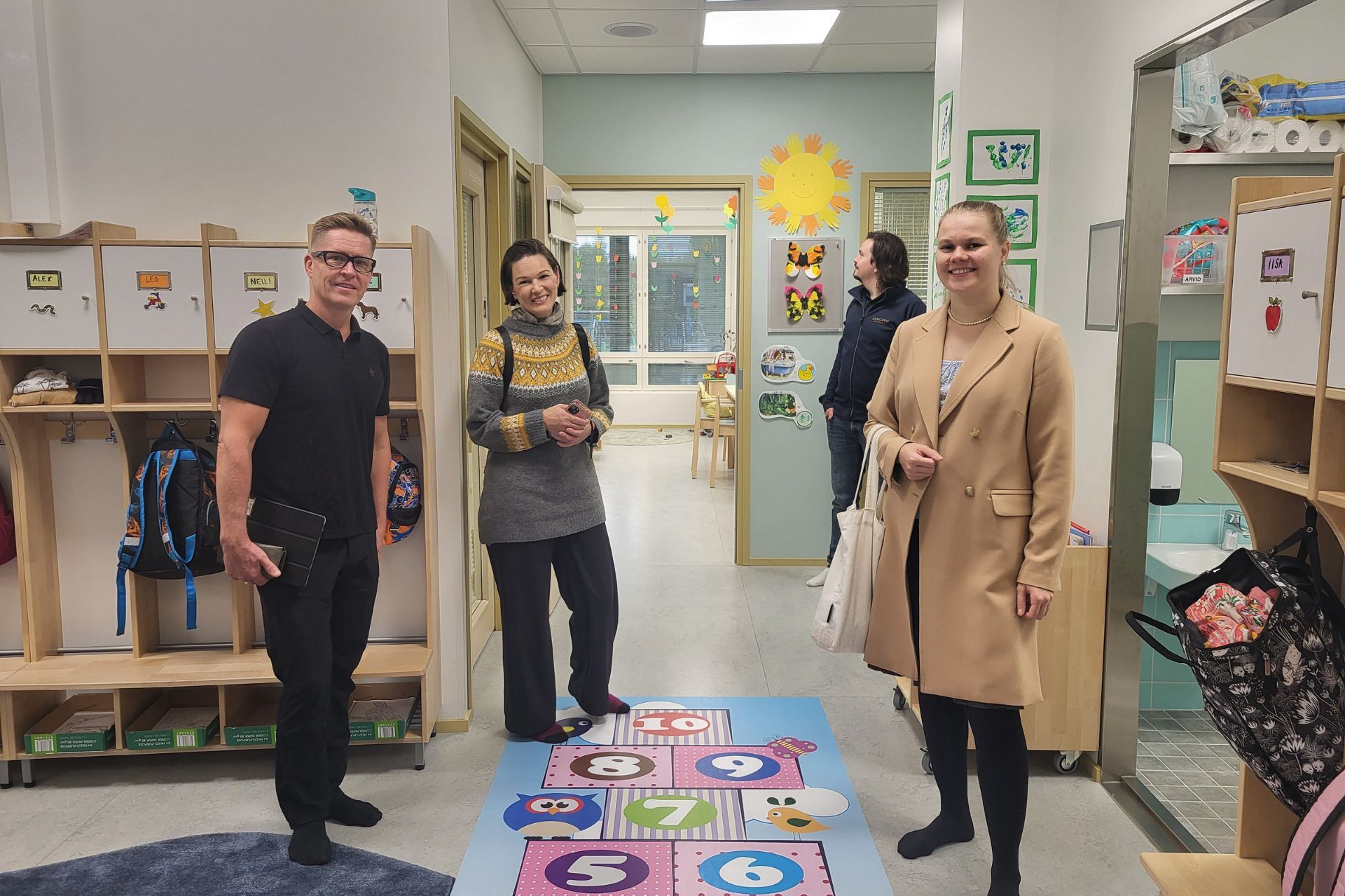 Sari ja Ilkka tutustumassa Jämijärven koulukeskus Pääskyyn.