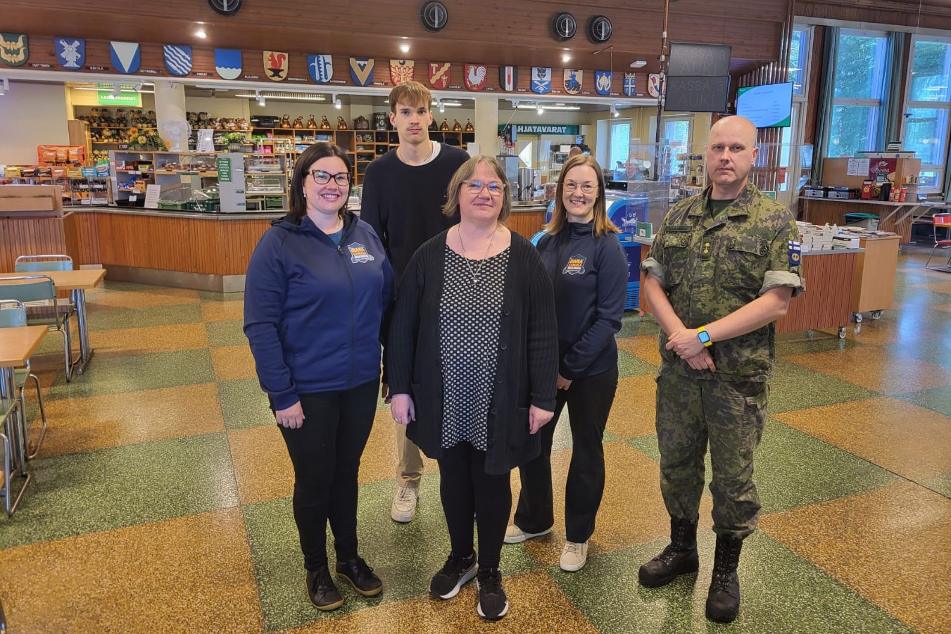 Asumiskokeilijat Anne ja Veeti vierailivat Niinisalon varuskunnassa.