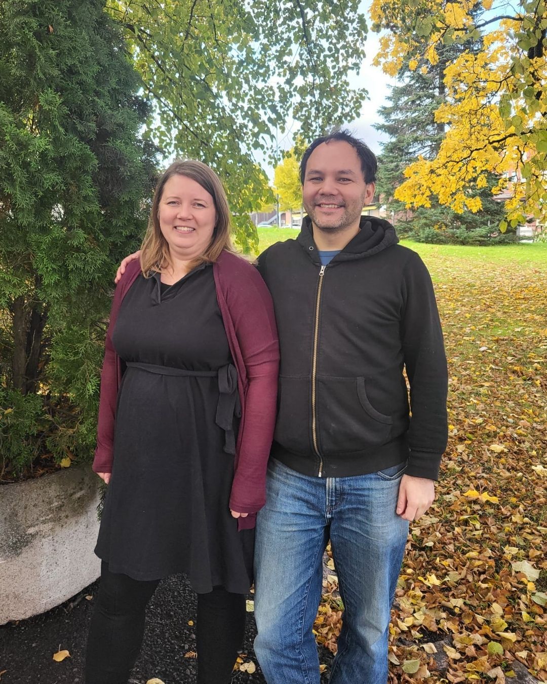 Saara ja Shaun poseeraamassa Parkanossa kauniissa syyssäässä. 
