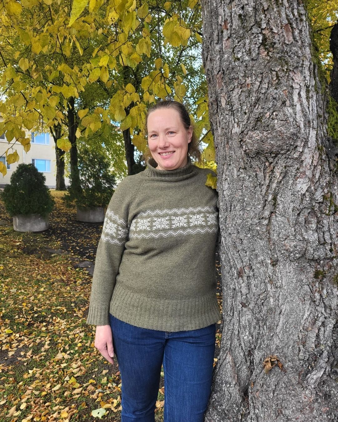 Katriina poseeraa ulkona Parkanossa kauniissa syyssäässä. 