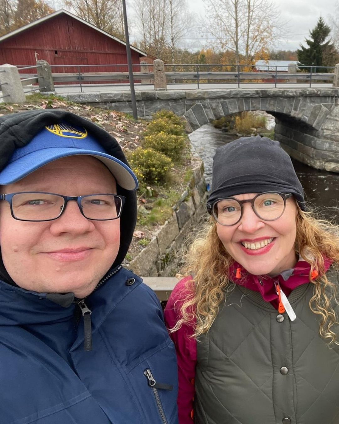 Satu ja Ilkka Pomarkun kylänraitilla, takana kaunis kivisilta. 