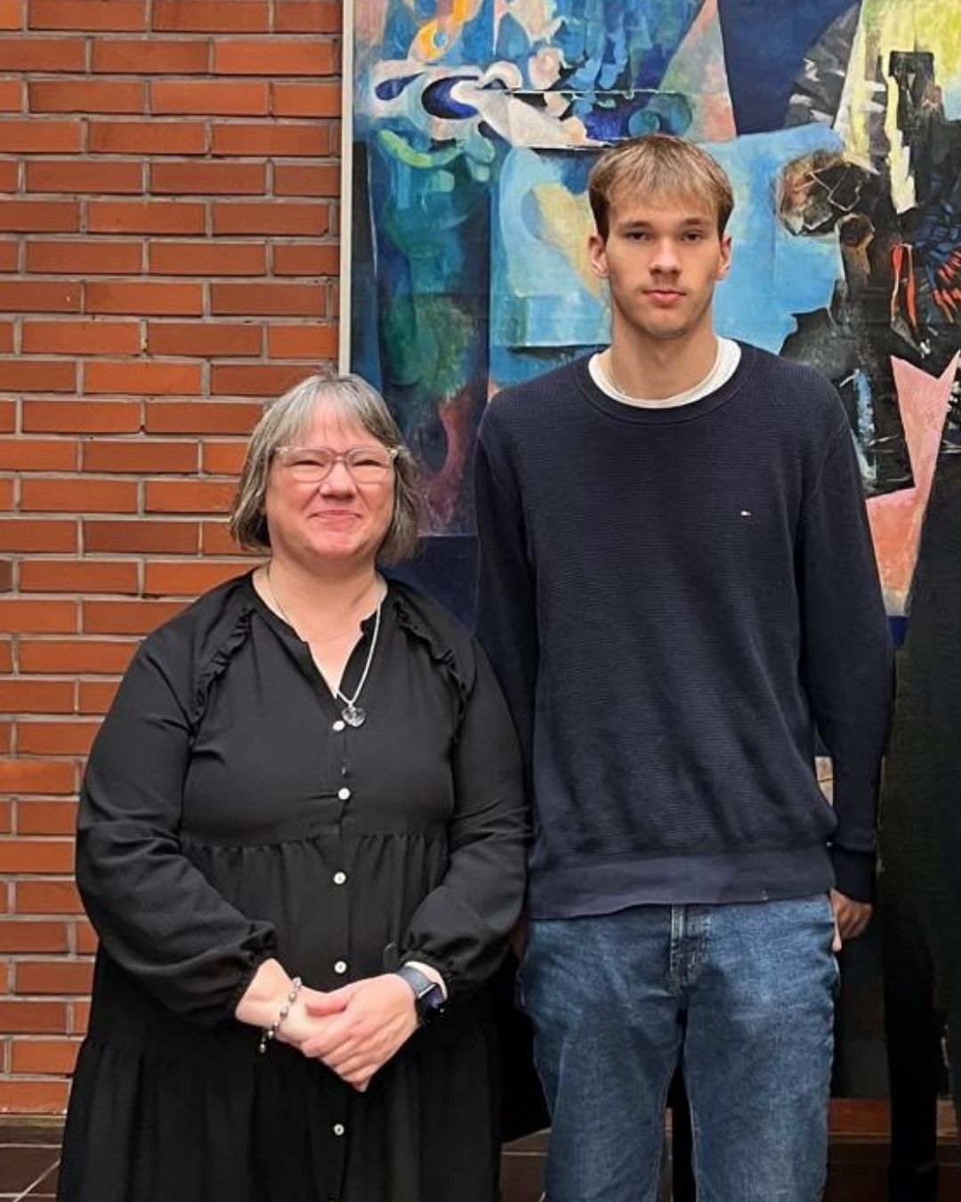 Anne ja poikansa Veeti poseeraavat Kankaanpään kaupungintalolla.