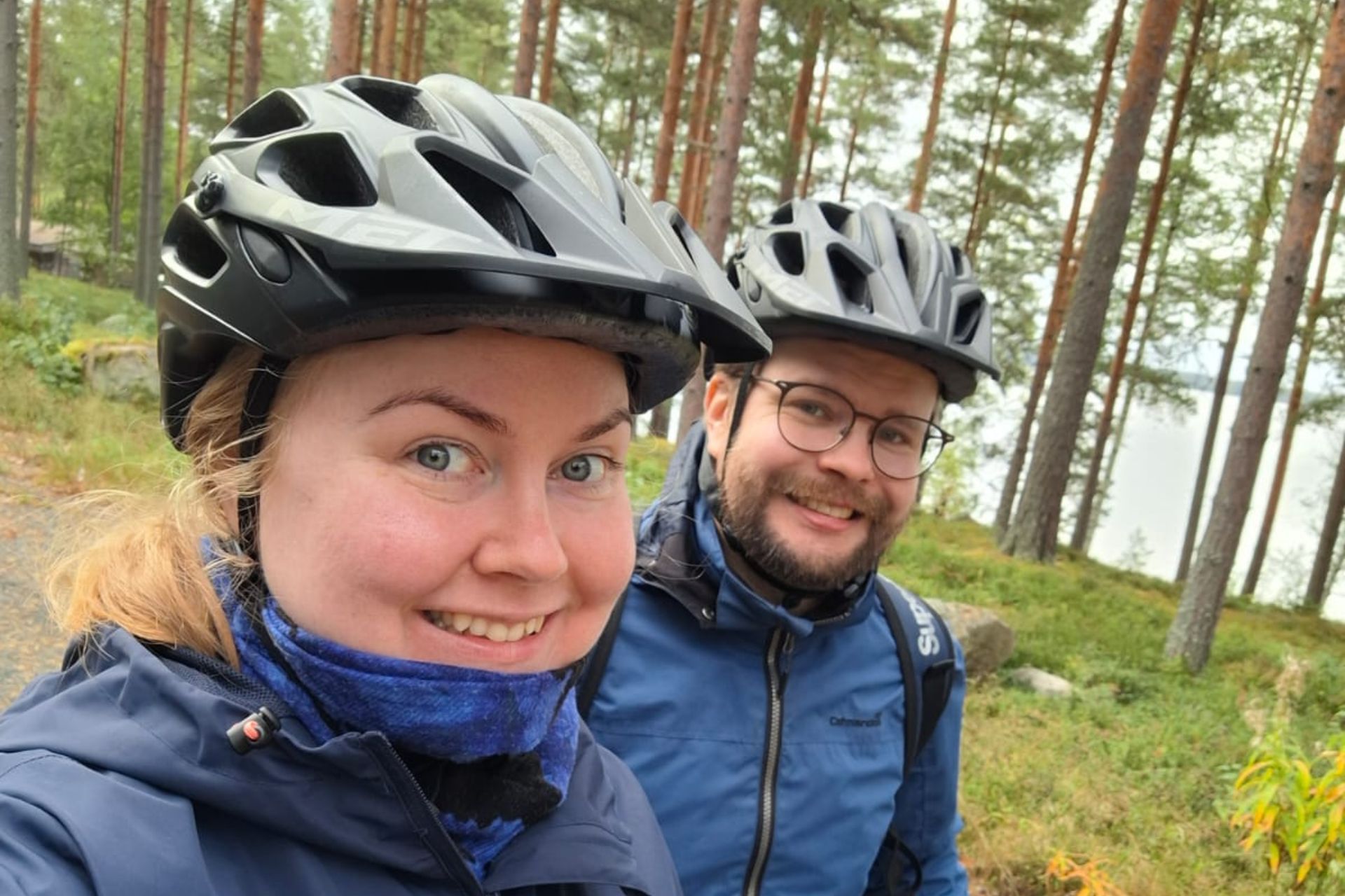 Elina ja Lassi maastopyöräilemässä Kihniössä.