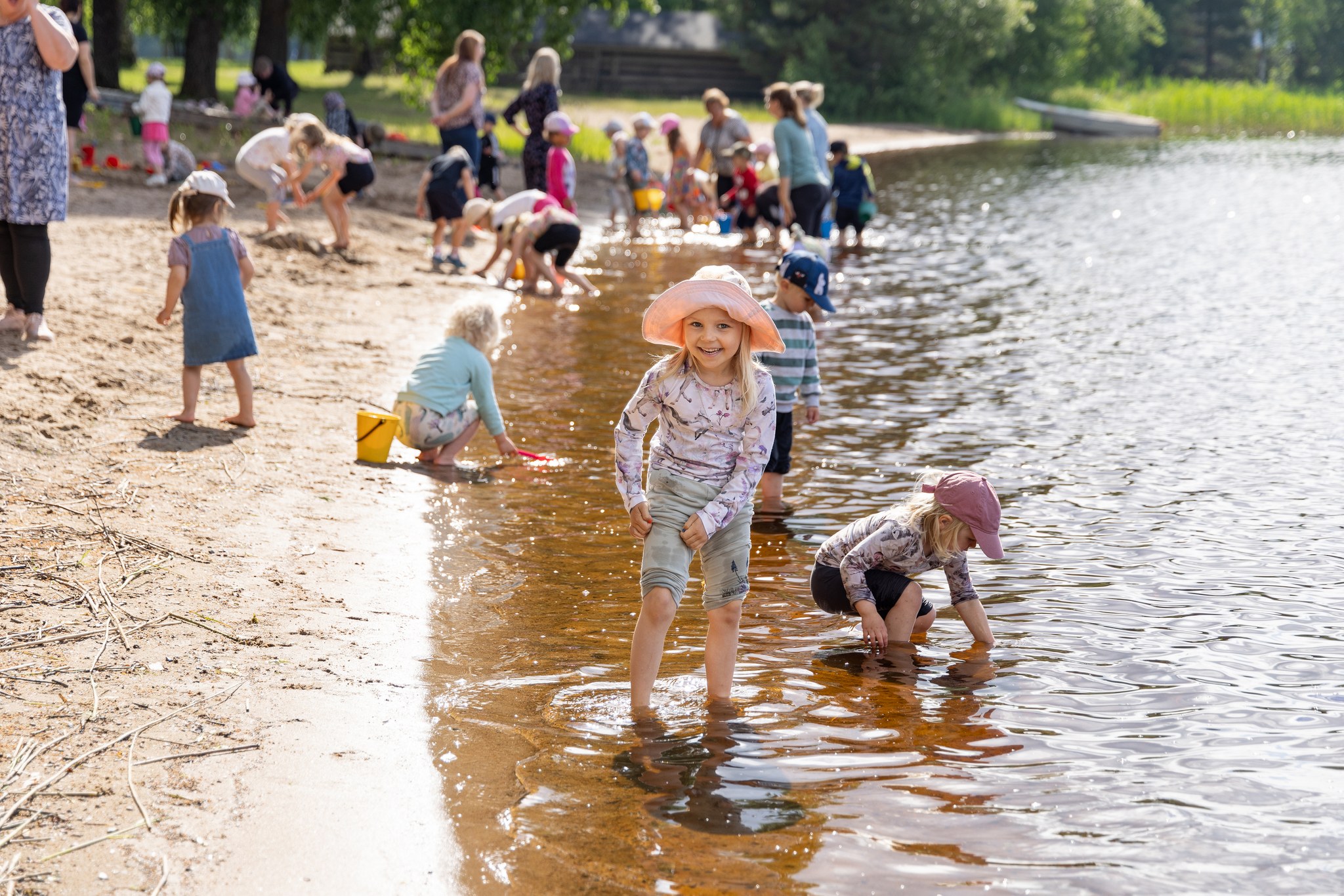 Lapsi leikkii rannalla Ikaalisissa. 