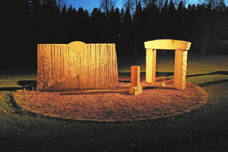 Kankaanpään taidekehä pimeällä valaistuna. 