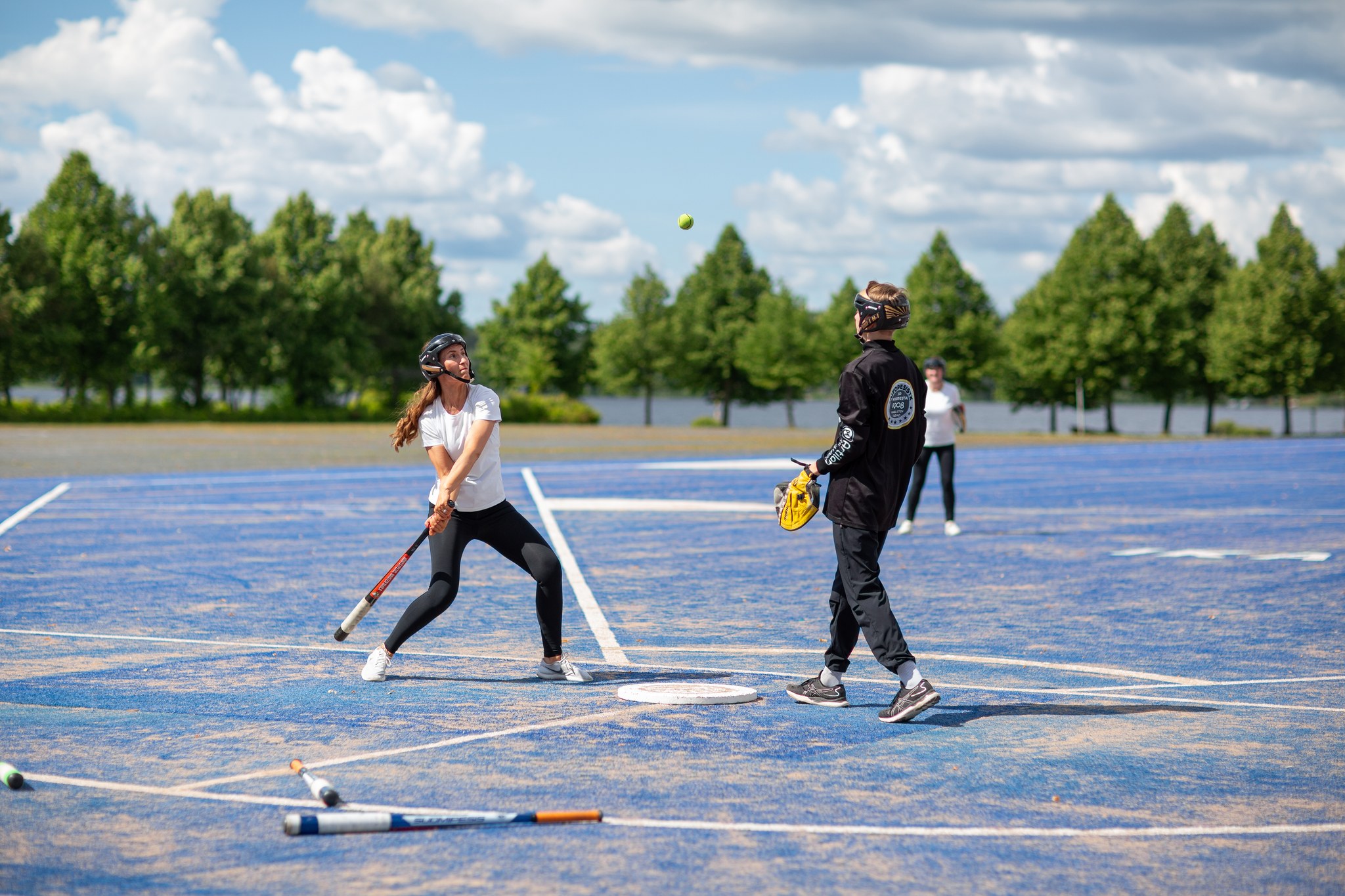 Pesäpalloa Ikaalisten pesäpallokentällä.