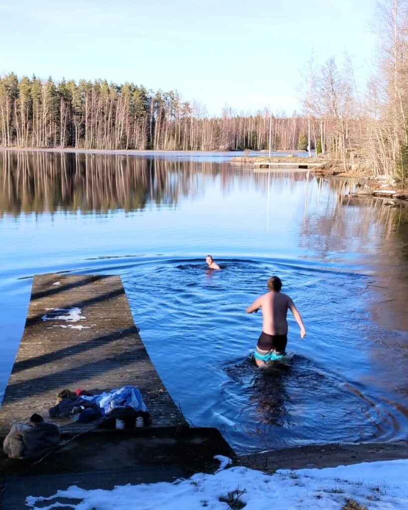 Uimista Pomarkussa luonnonvesissä.