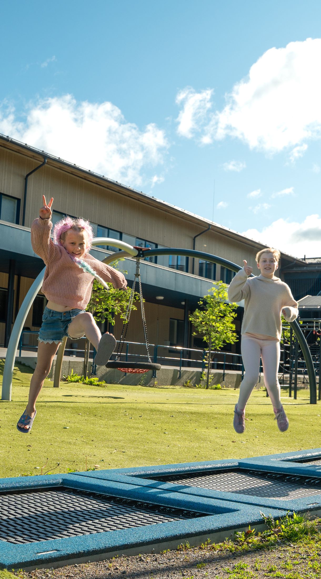 Koululaiset J&auml;mij&auml;rven koulun pihalla leikkim&auml;ss&auml;