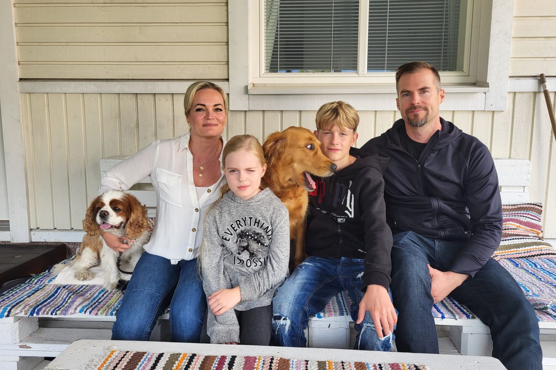 Perhe Mannermaa koirineen Kankaanpään Venesjärvellä asumiskokeilussa.