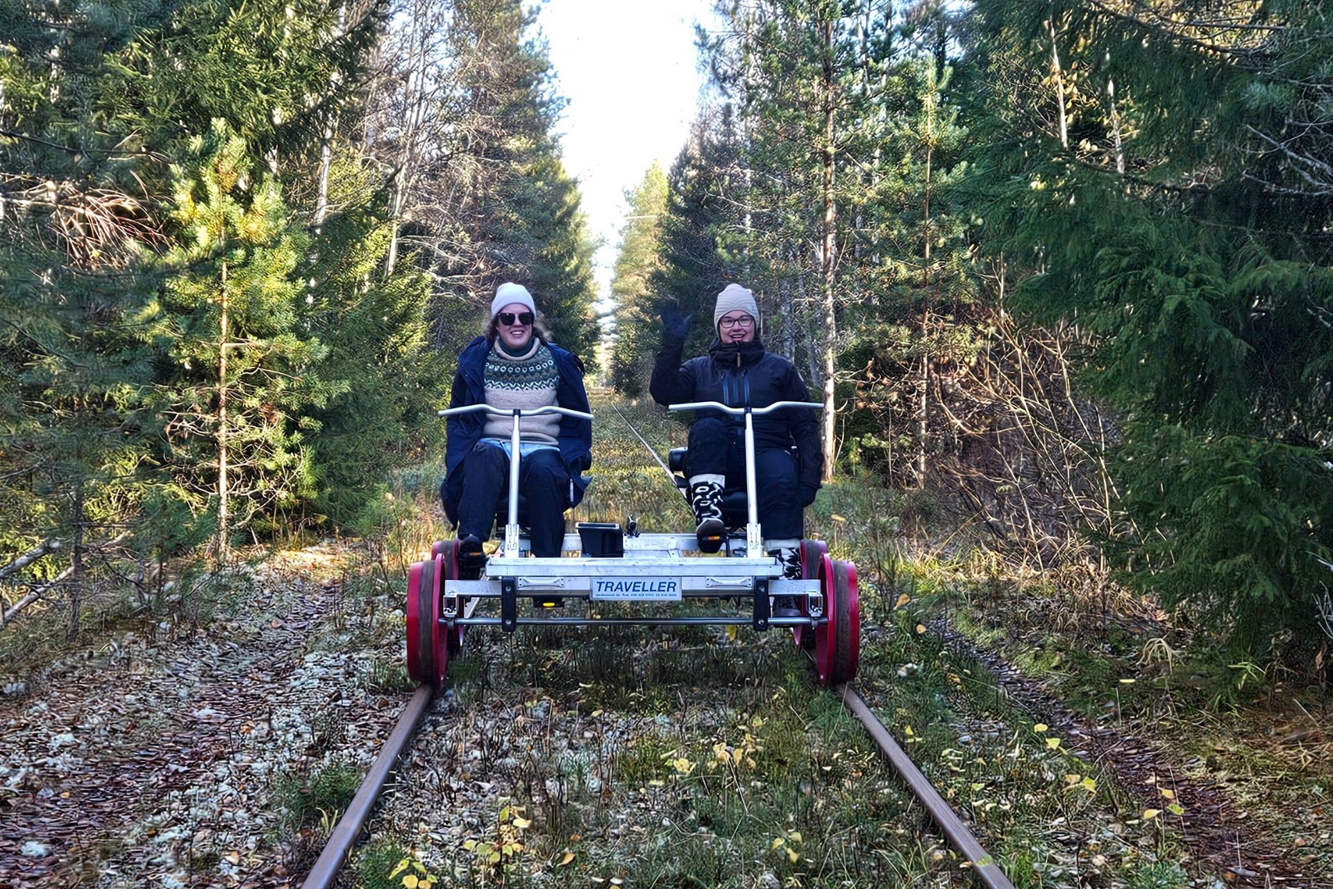 Elisa ja Noora-Mari Pomarkun elämysrautatiellä resiina-ajelulla.