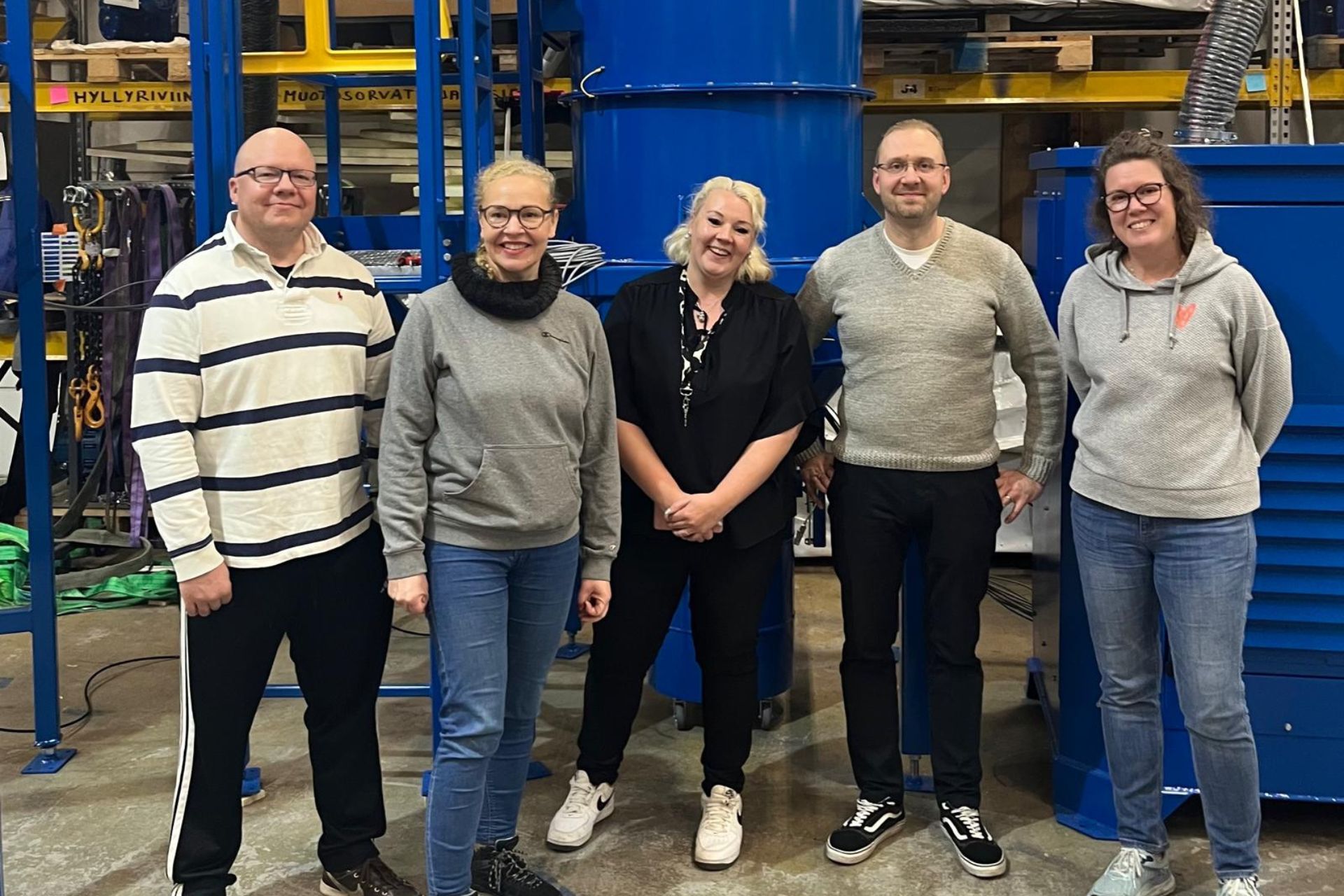 Asumiskokeilijat tutustumassa Suomen Imurikeskukseen Pomarkussa.